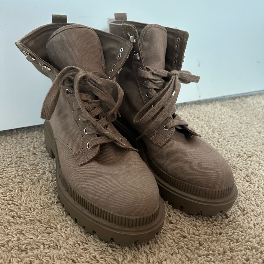 Combat boots